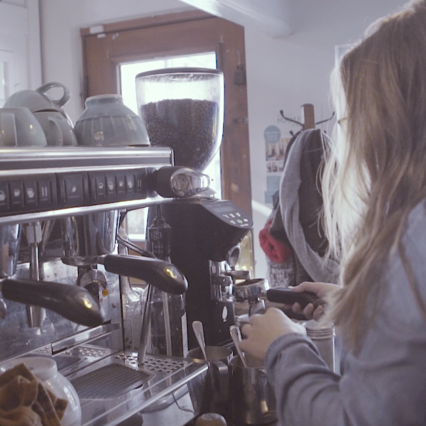 julia-de-vette-saint-laurent-cafe-1