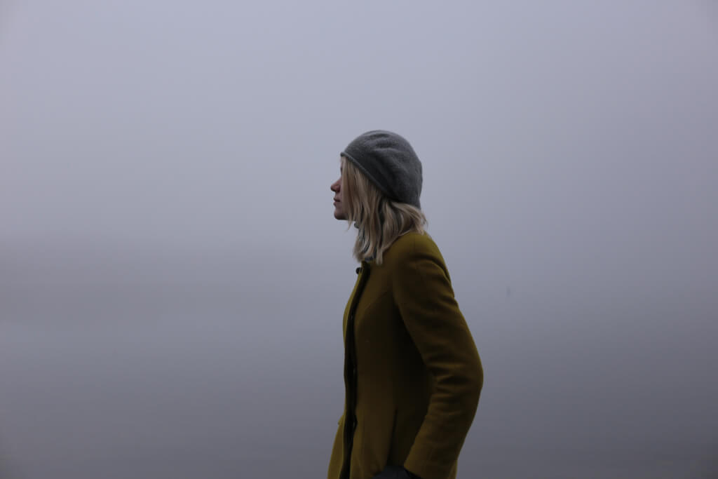 Jeune femme dans le brouillard