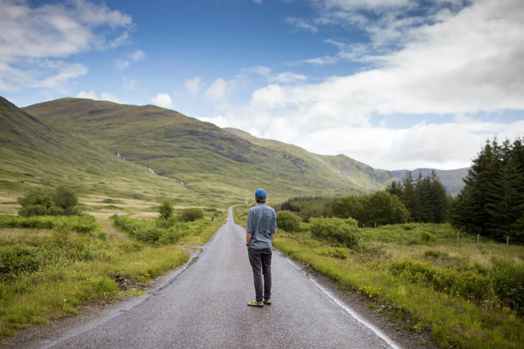 homme sur une route déserte