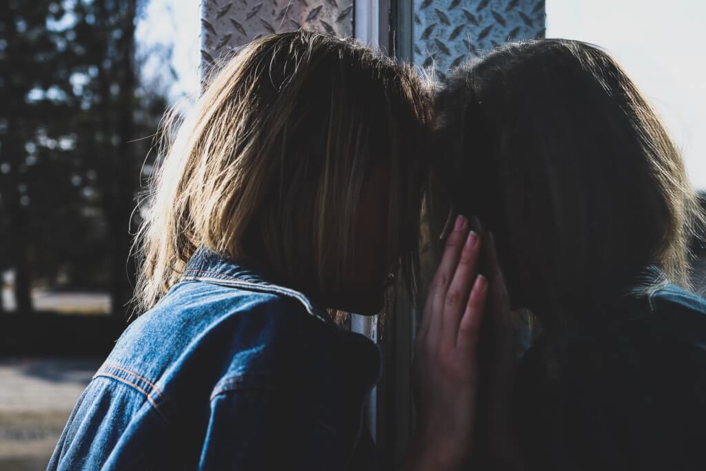 femme devant mirroir