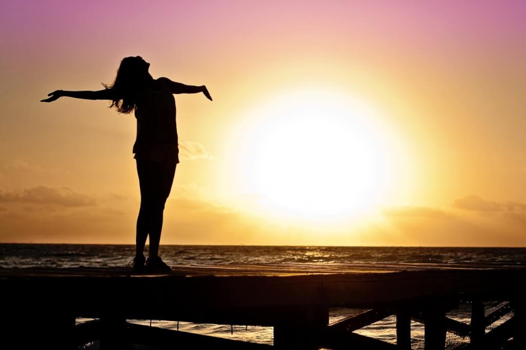 femme coucher de soleil